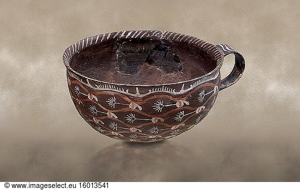 Tassen aus der minoischen Eierschalen -Keramik von Kamares mit polychromen Verzierungen  aus einem Set  das im Phaistos-Palast 1800-1600 v. Chr. gefunden wurde  Archäologisches Museum Heraklion Diese Tassen  die als Teile von Sets im Phaistos-Palast gefunden wurden  wurden aufgrund ihrer sehr dünnen Wände Eierschalen -Keramik genannt. Diese Art von Keramik ist nach der Kamares-Höhle benannt  in der diese Art von Keramik erstmals gefunden wurde.