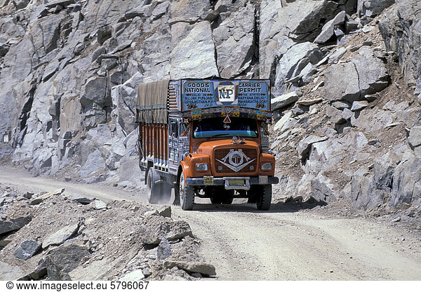 TATA-Lastwagen  Stra_e hinauf zum Kardung La oder Khardung La oder Khardung Pass  höchster befahrbarer Pass der Welt  Ladakh  indischer Himalaya  Jammu und Kaschmir  Nordindien  Indien  Asien