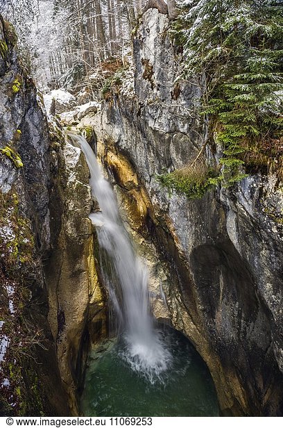 Tatzelwurm-Wasserfall im Winter  Obere Stufe  Mangfallgebirge  Oberaudorf  Oberbayern  Bayern  Deutschland  Europa