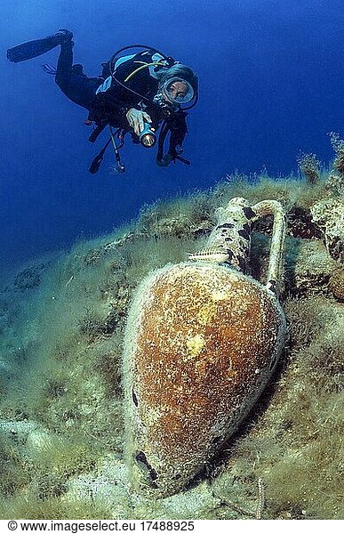 Taucherin betrachtet und beleuchtet antike Amphore auf Meeresgrund  Mittelmeer  Demre  Provinz Antalya  Türkei  Asien