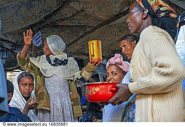Taufe  Feier einer Geburt. Hawzen Stadt  Eastern Tigray  Äthiopien. Celebration Geburt im Dorf Hawzen  in der Abwesenheit des Gheralta Berge. Die Feiern in diesen Fällen sind in der Regel zahlreich und umfassen oft die ganze Stadt. Injera und hausgemachtes Bier sind in der Regel vorhanden.
