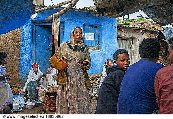 Taufe  Feier einer Geburt. Hawzen Stadt  Eastern Tigray  Äthiopien. Celebration Geburt im Dorf Hawzen  in der Abwesenheit des Gheralta Berge. Die Feiern in diesen Fällen sind in der Regel zahlreich und umfassen oft die ganze Stadt. Injera und hausgemachtes Bier sind in der Regel vorhanden.