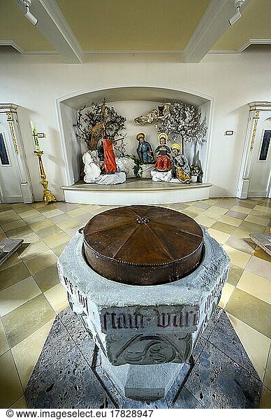 Taufstein und Heiligenfiguren  betende Jünger am Ölberg  Pfarrkirche St. Verena  Fischen  Allgäu  Bayern  Deutschland  Europa
