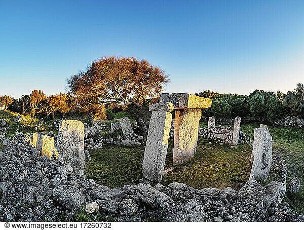 Taula bei Sonnenuntergang  archäologische Fundstätte Talati de Dalt  Menorca (Menorca)  Balearen  Spanien  Mittelmeer  Europa
