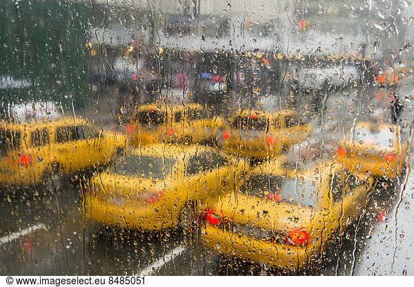 Taxis im Regen  Manhattan  New York City  New York  USA