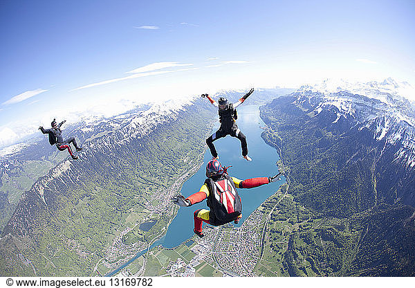 Team von drei Fallschirmspringern in Formation über Interlaken  Bern  Schweiz