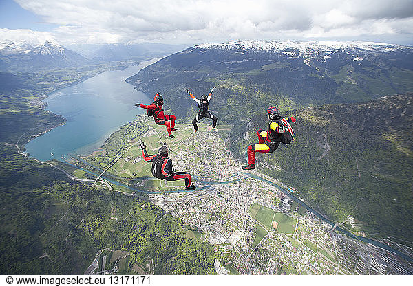 Team von vier Fallschirmspringern in Formation über Interlaken  Bern  Schweiz