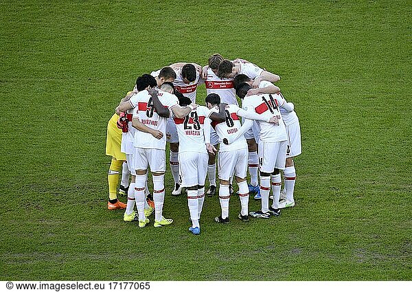 Teambuilding  VfB Stuttgart players form circle in front of kick-off  Mercedes-Benz Arena  Stuttgart  Baden-Württemberg  Germany  Europe