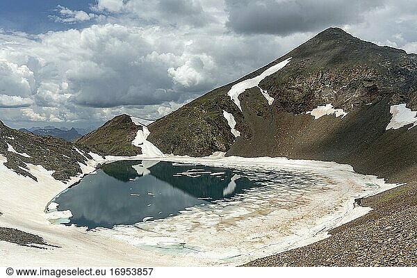 Tebarray-Gipfel und auftauender See  Provinz Huesca  spanische Pyrenäen
