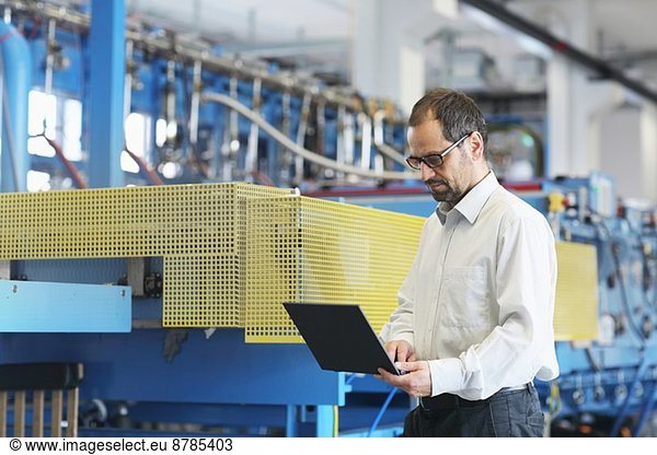 Technischer Leiter prüft Informationen auf dem Laptop