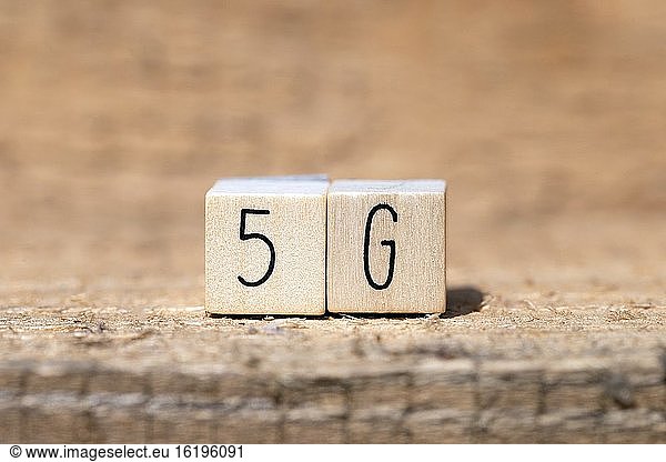 Technologie Name 5G auf einem hölzernen Würfel auf hölzernen Hintergrund  mobile oder Technologie-Konzept.