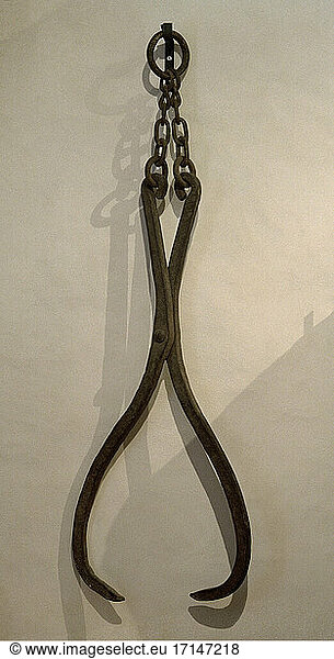Technology / tools / pliers. – Lifting tongs of the Freiburg Minster mason's workshop. - (Tongs for the vertical transport of stones and sculptures). Freiburg im Breisgau  medieval (?). Forged iron  height 196 cm  width 59.5 cm. Freiburg im Breisgau  Münsterbauverein.