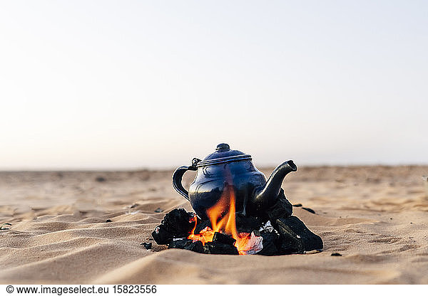 Teekanne in der Wüste Sahara in Flammen  Tindouf  Algerien