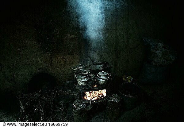 Teekannen mit Milchtee auf einem Ofen mit lodernder Glut  Khandud  Wakhan-Korridor  Afghanistan  Asien