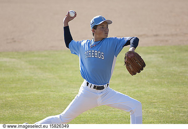 Teenager-Baseball-Pitcher in hellblauer Uniform in vollem Aufzug