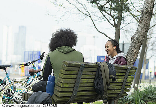 Teenager-Freunde unterhalten sich auf einer Parkbank