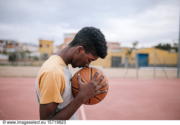 Teenager hält Basketball