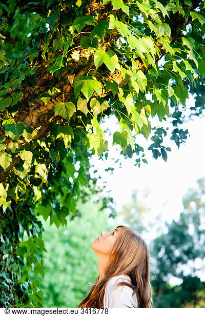 Teenager in der Natur