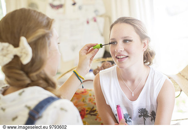 Teenager-Mädchen beim Augen-Make-up