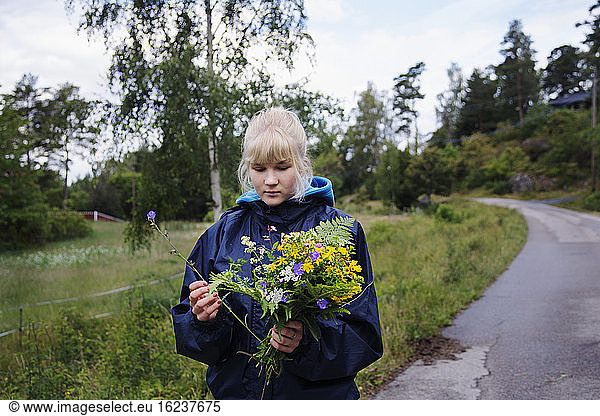 Teenager-Mädchen hält Wildblumen