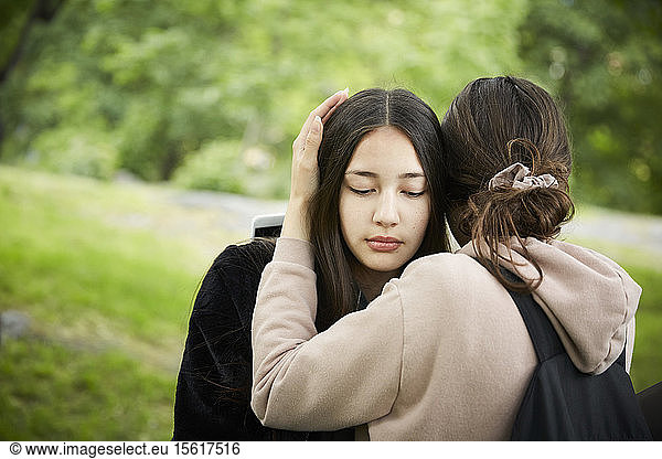 Teenager-Mädchen tröstet Freundin