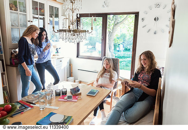 Teenager-Mädchen verbringen ihre Freizeit zu Hause