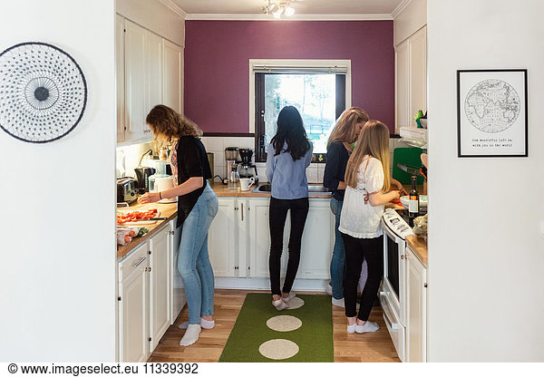 Teenagermädchen beim Zubereiten von Essen in der Küche