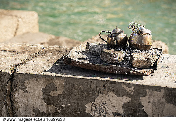 Teeservice draußen auf einer Steinmauer in Alexandria  Ägypten