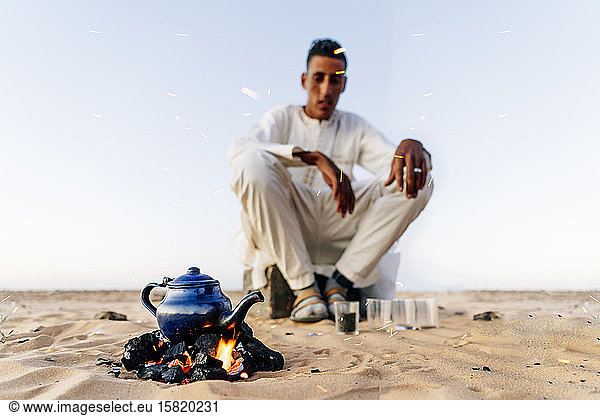 Teezubereitung in der Wüste Sahara  Tindouf  Algerien
