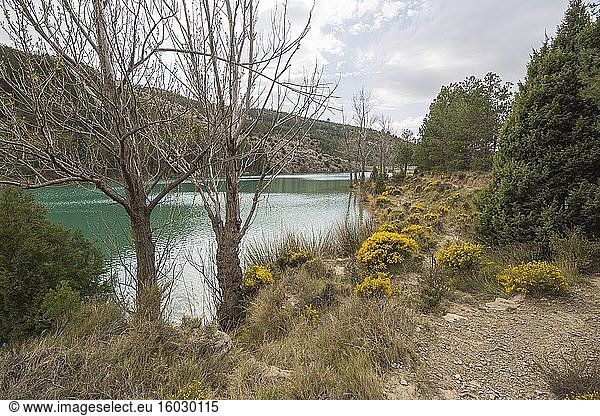 Teich Las Balagueras in den Gudar-Bergen Mora de Rubielos Teruel Aragon Spanien.