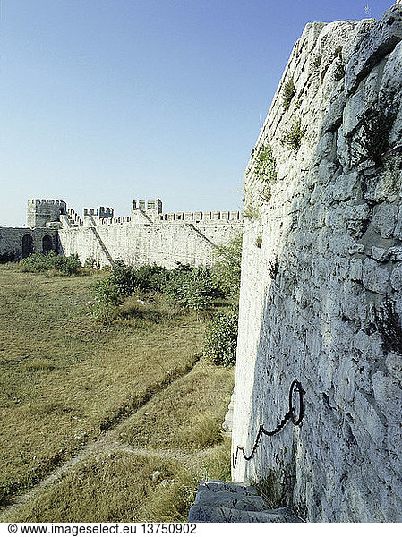 Teil der Befestigungsanlagen  die das alte Konstantinopel schützen. Während der jahrhundertelangen türkischen Herrschaft über die Stadt wurden viele der ursprünglichen byzantinischen Befestigungsanlagen verändert oder modernisiert. Türkei. Byzantinische und spätere Ergänzungen. Istanbul.