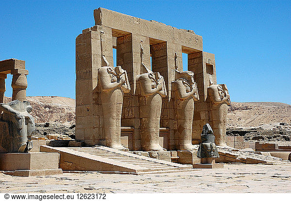 Teil der Ruinen des Totentempels von Ramses II (Khnemtwaset) Herkunftsland: Ägypten Perio Künstler: Werner Forman.