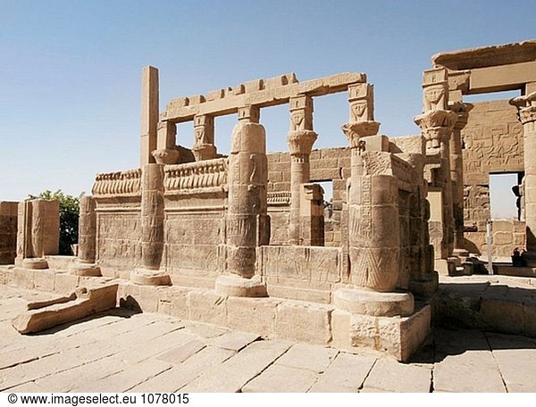 Teil des Philae Tempel mit Gesichtern über die Säulen. ISIS-Tempel. Assuan. Ägypten