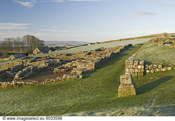Teil lag römischen Kastells Blick nach Westen,  Hadrianswall,  UNESCO Weltkulturerbe,  Northumbria,  England,  Vereinigtes Königreich,  Europa