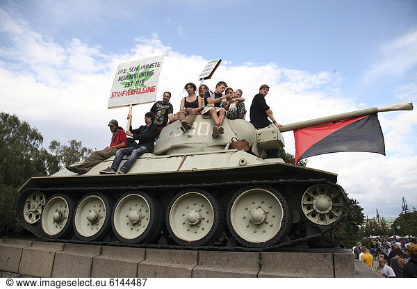 Teilnehmer der Hanfparade erklimmen einen Panzer am Sowjetischen Ehrenmal Tiergarten an der Straße des 17. Juni  Protest für die Legalisierung von Cannabis  Berlin  Deutschland  Europa
