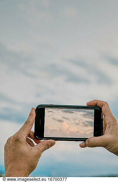Telefonaufnahme von Wolken bei Sonnenuntergang.