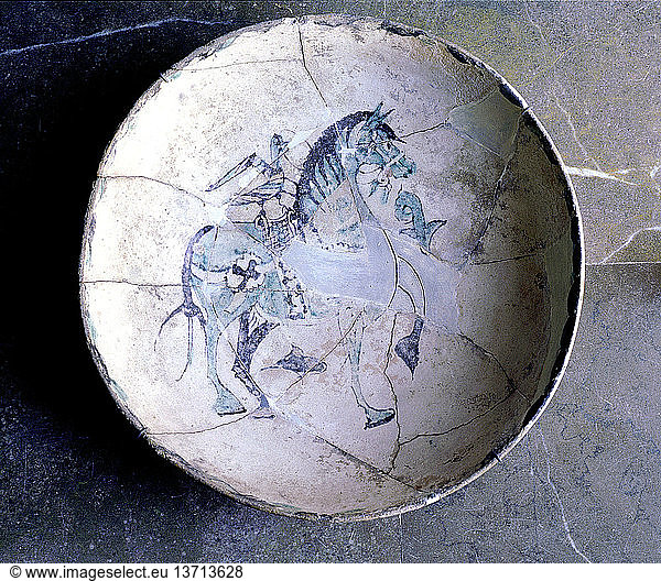 Teller aus Elvira-Ware  dekoriert mit einem Falken  der die Zügel eines Pferdes hält  Spanien. Islamisch. 10. Jahrhundert.