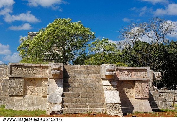 Tempel am Ball Hof. Maya-Ruinen von Chichen Itza. Riviera Maya. Yucatan Halbinsel. Mexiko