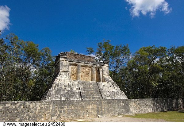 Tempel am Ball Hof. Maya-Ruinen von Chichen Itza. Riviera Maya. Yucatan Halbinsel. Mexiko