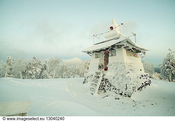 Tempel auf schneebedecktem Feld