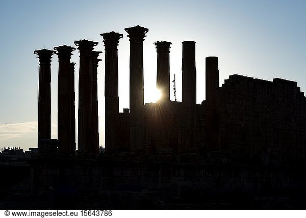 Tempel der Artemis bei Sonnenuntergang  Jerash  Jordanien  Asien