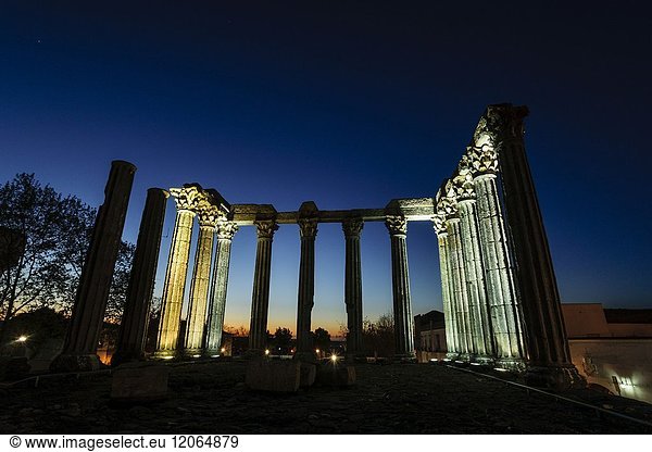 Tempel der Diana  römischer Tempel von Evora  I. v. Chr.  Weltkulturerbe  Evora  Alentejo  Portugal