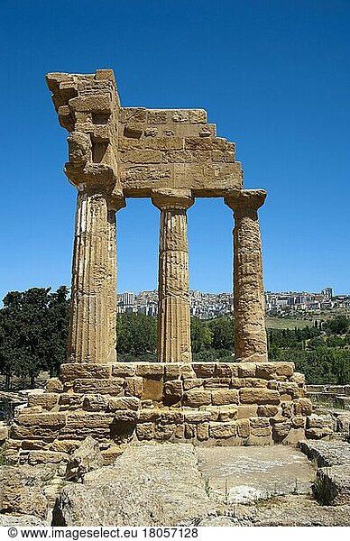 Tempel der Dioskuren  Tal der Tempel  Agrigent  Sizilien  Italien  Europa