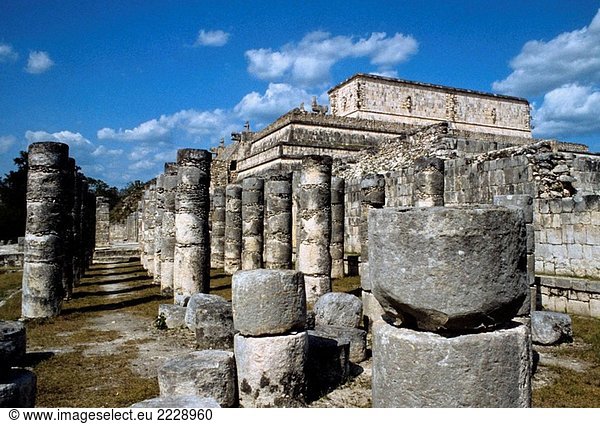 Tempel der Gruppe der Tausend Säulen Maya-Ruinen von Chichen Itza und Krieger. Yucatan Mexiko