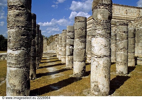 Tempel der Gruppe der Tausend Säulen  Maya-Ruinen von Chichen Itza und Krieger. Yucatan  Mexiko