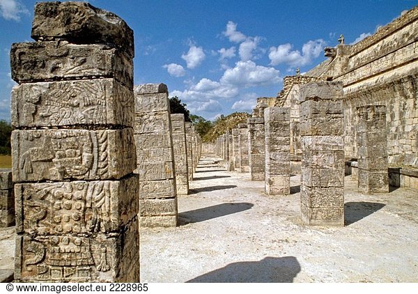 Tempel der Gruppe der Tausend Säulen  Maya-Ruinen von Chichen Itza und Krieger. Yucatan  Mexiko