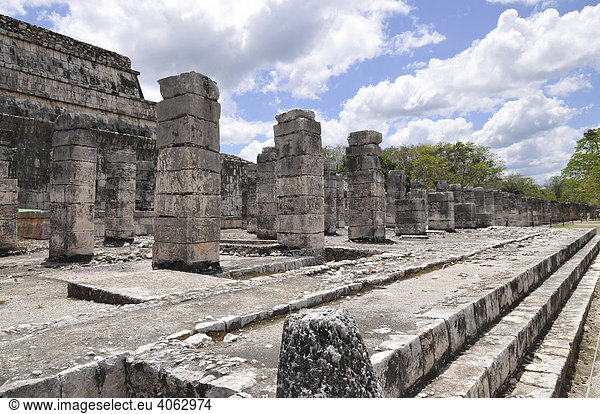 Tempel der Krieger Ostkolonnade Zona Nord Chichen Itza neues Weltwunder Maya und Tolteken Ausgrabungsstätte Halbinsel Yucatan Mexiko Zentralamerika