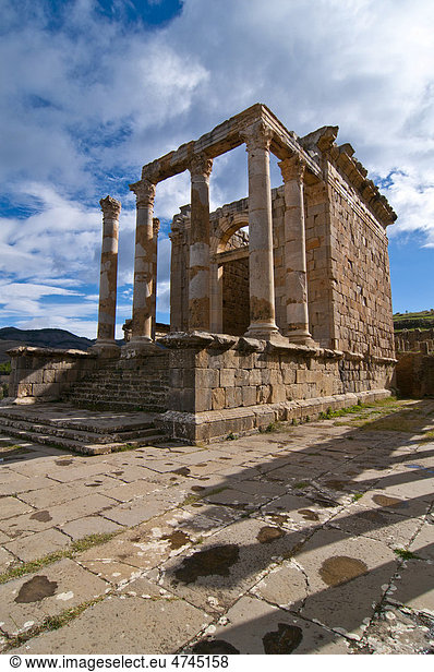 Tempel des Septimius Severus  Die römischen Ruinen von DjÈmila  Unesco Weltkulturerbe  Kabylei  Algerien  Afrika