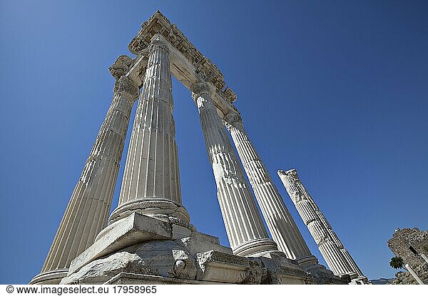 Tempel des Trajan  Bergama  Izmir  Türkei  Asien