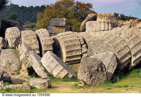 Tempel des Zeus  Ruinen der antiken Olympia. Peloponnes. Griechenland